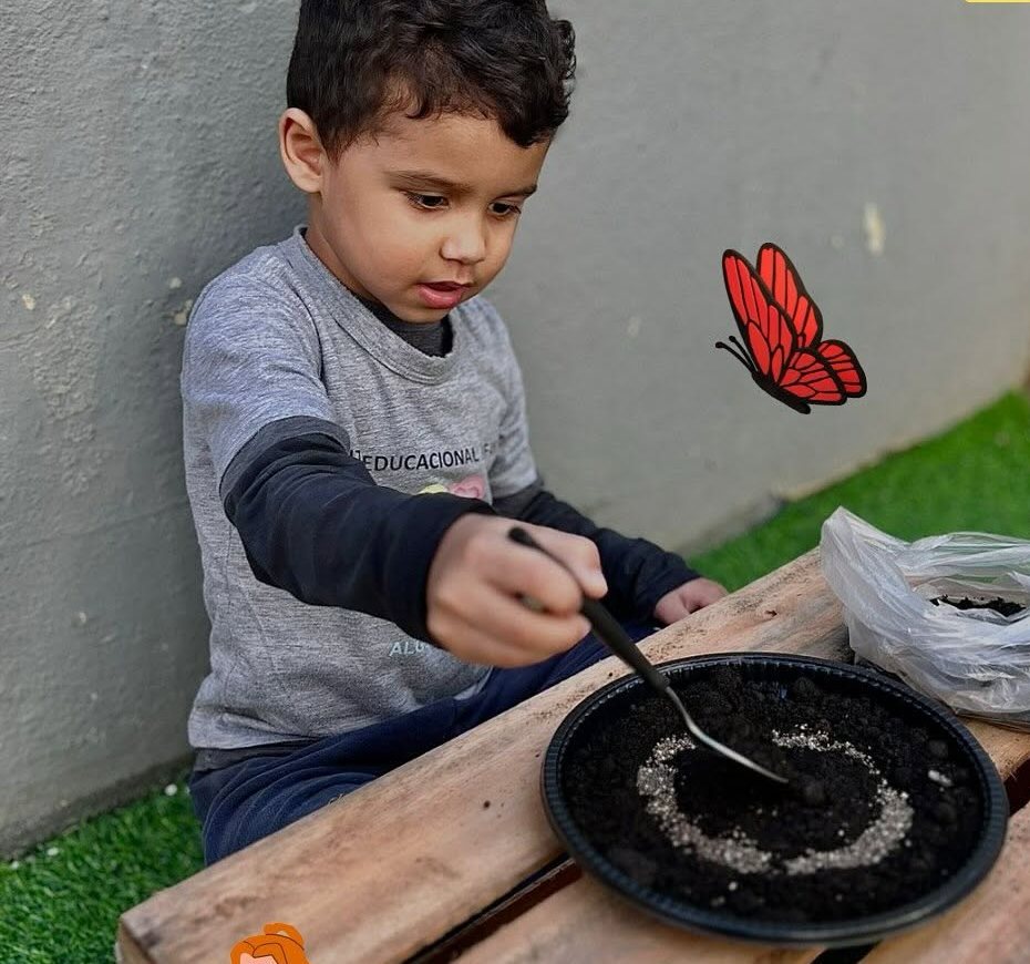 Criança plantando na mesa de atividades ao ar livre