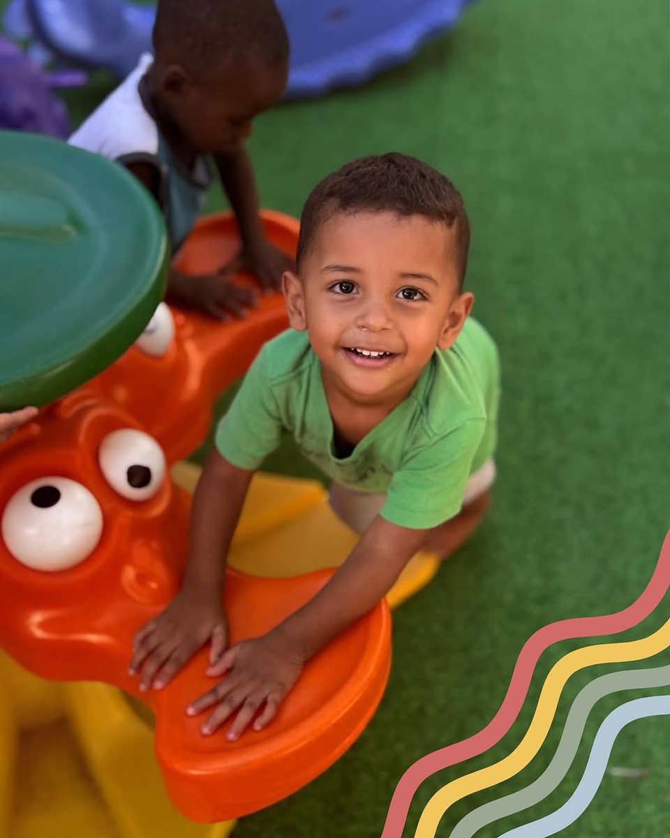 Criança sorrindo no parque da escola