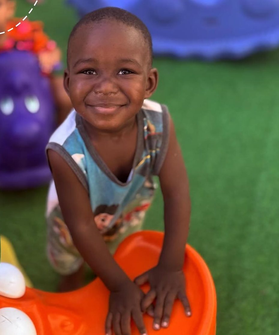 Menino sorrindo nos brinquedos do parque